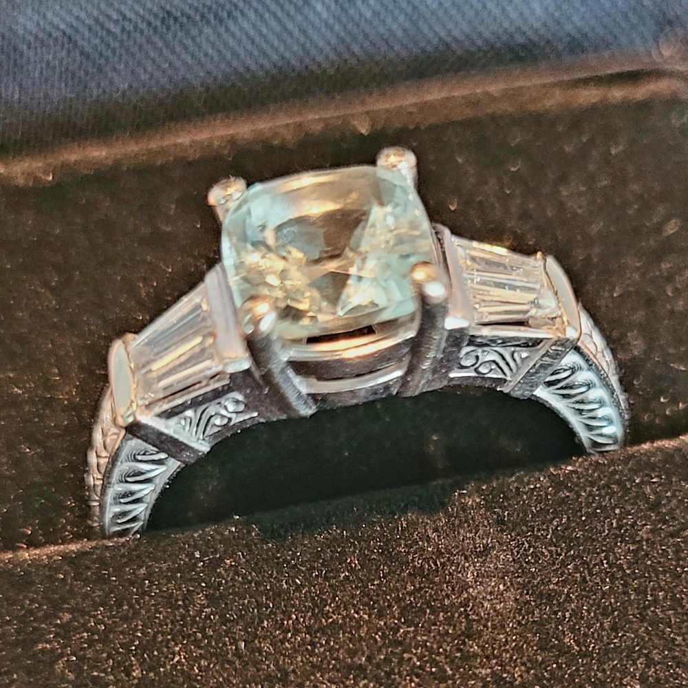 Radiant Gold Ring with Emerald Accent and Intricate Detailing